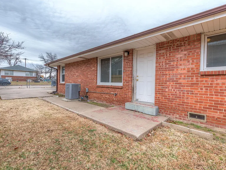2406 S Yale Ave — Photo 21