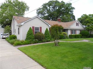 40 Hampton Rd, Lynbrook, NY 11563