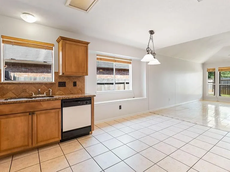 21812 Whispering Forest Dr — Photo 8