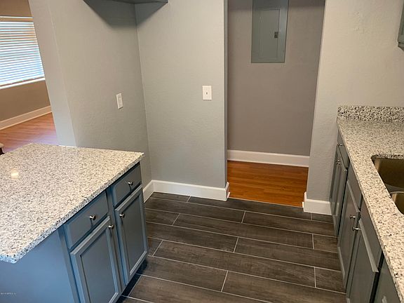 4th image of 5214 Hollycrest Dr