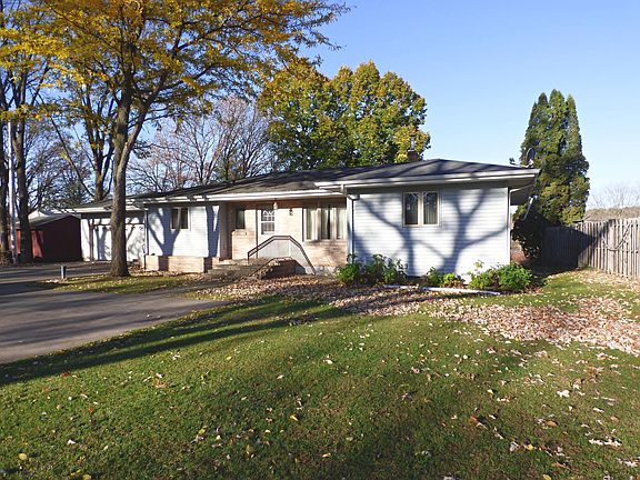 3rd image of 17451 Riverwood Dr
