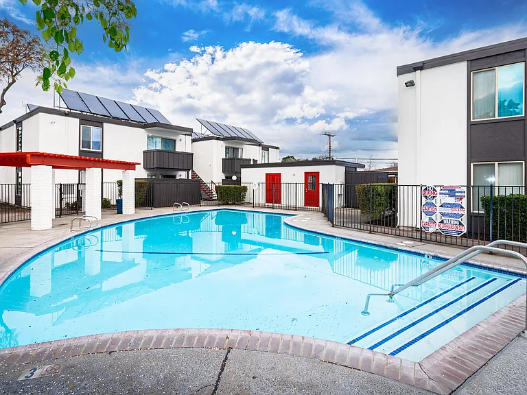 Sandpiper Apartments — Photo 3