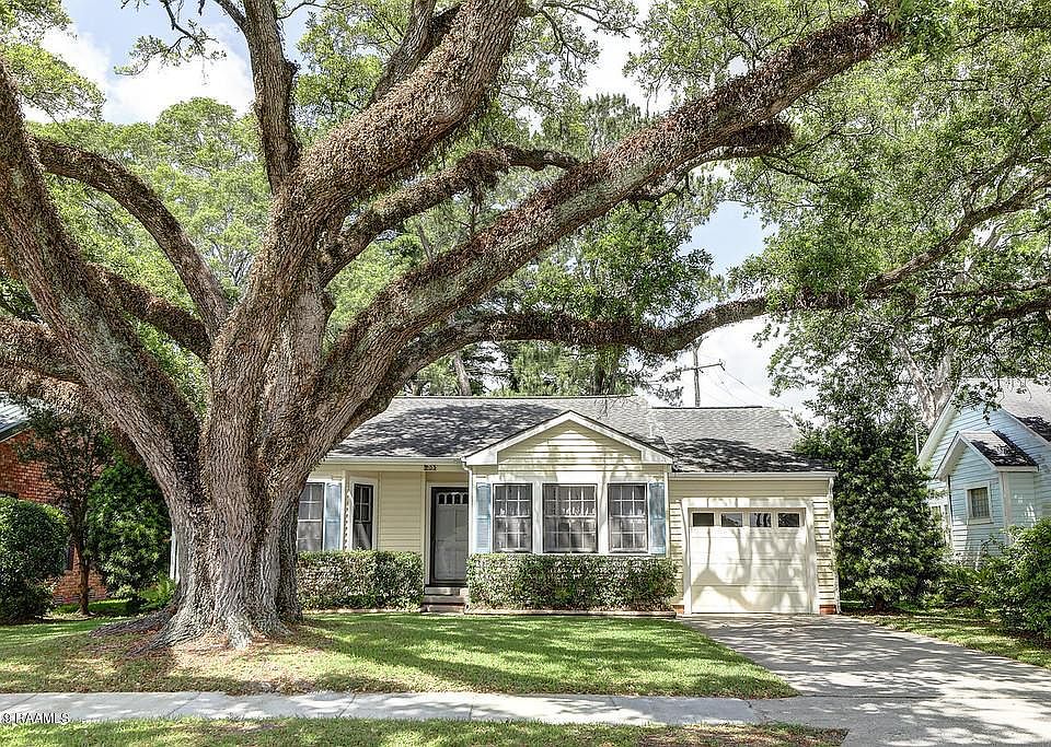 1st image of 206 Country Club Dr