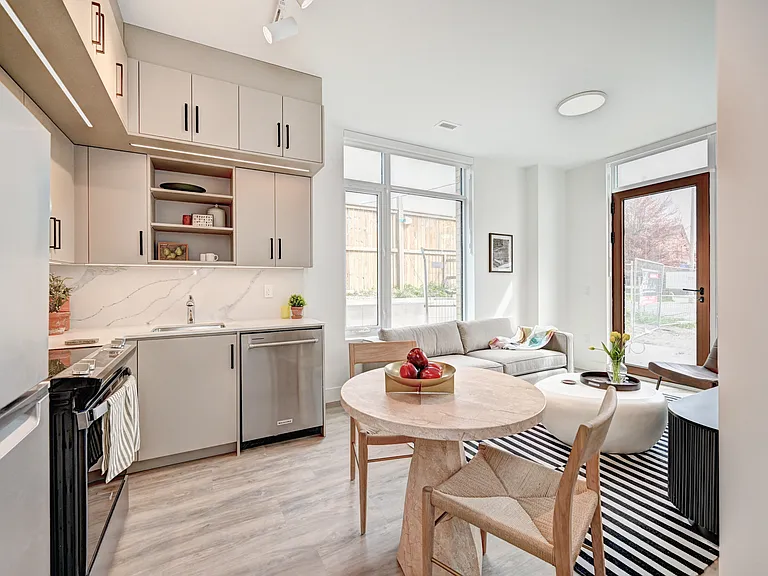 415 Duke St W — Photo 28