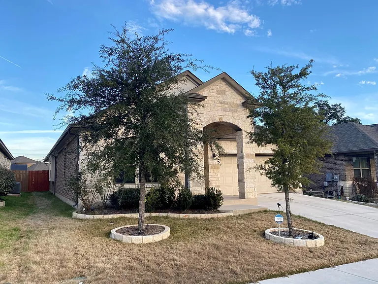 2416 Lyla Ln — Photo 2