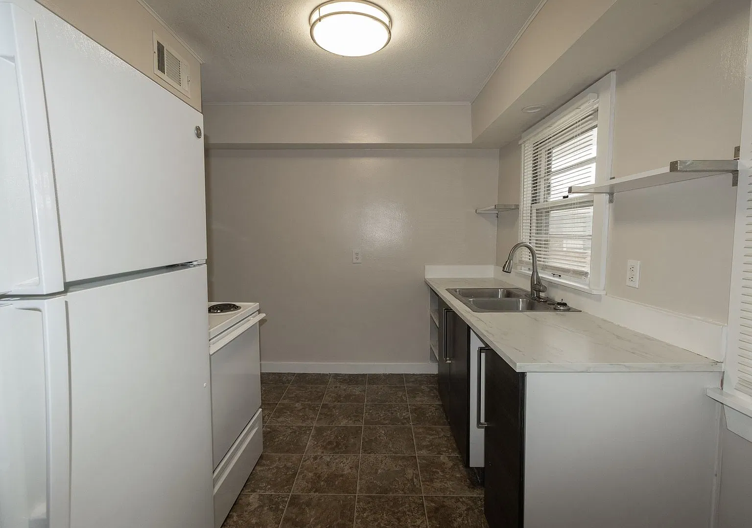4 Bed 2 Bath House on East Campus — Photo 3