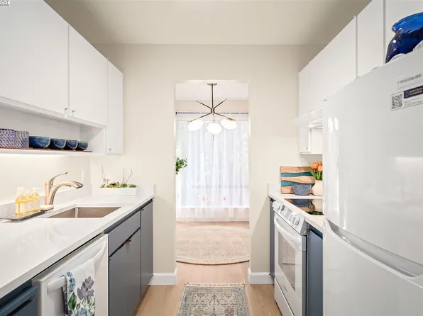 430 N Civic Dr APT 313, Walnut Creek, CA 94596