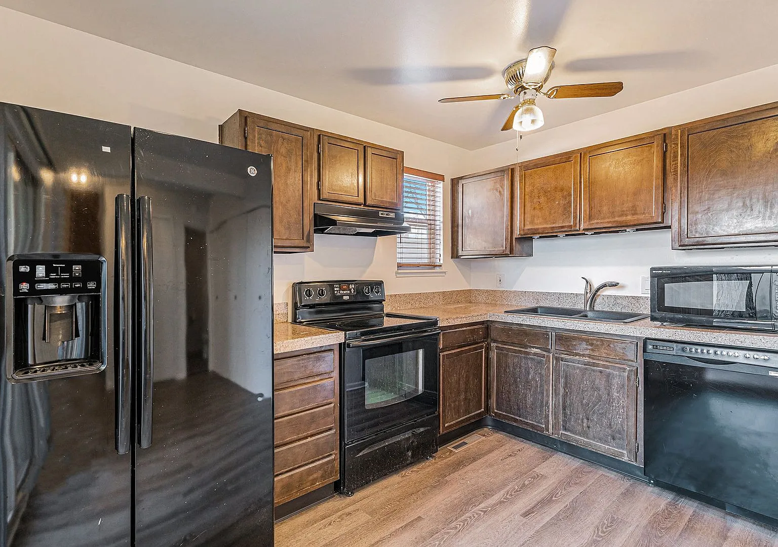 3 Bedroom, 1.5 Bath Condo Available in Cinnimon Courtyard — Photo 2