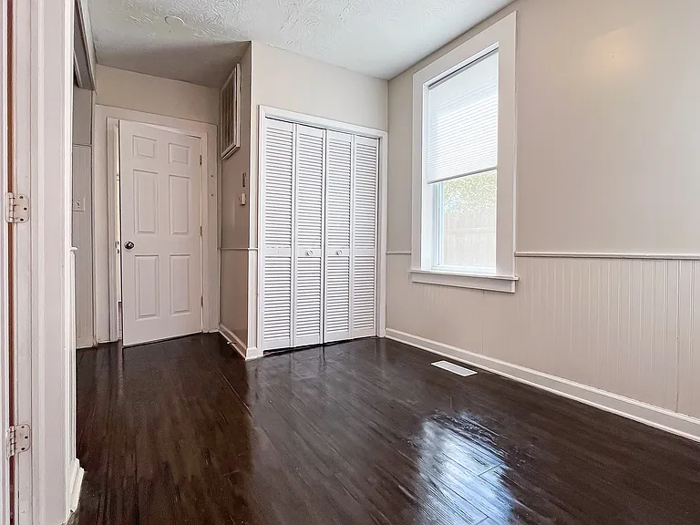1722 Ekin Ave — Photo 5