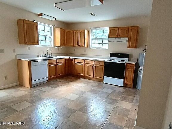 4th image of 577 Monroe St