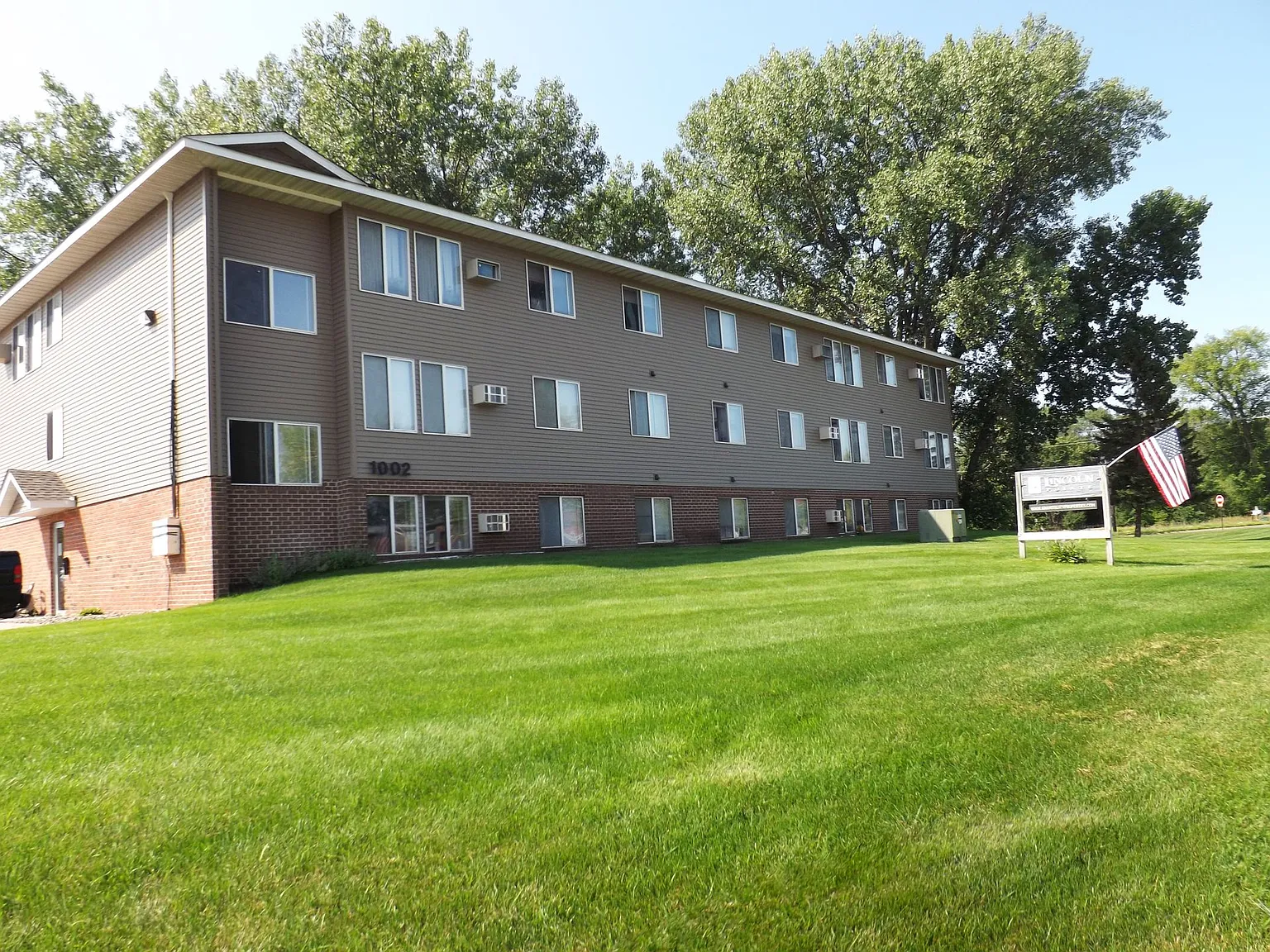 Lincoln Pointe — Photo 1