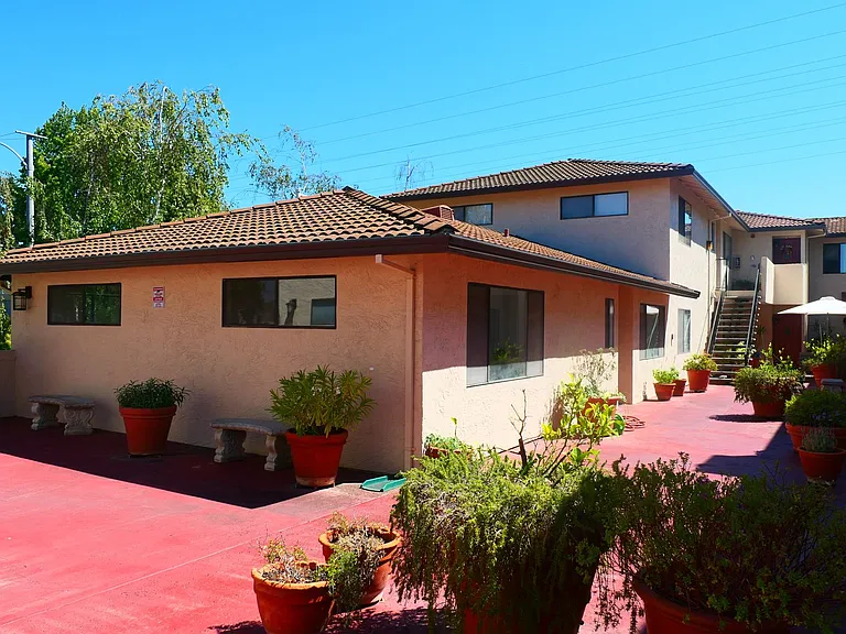 695 S Knickerbocker Dr #6 — Photo 1