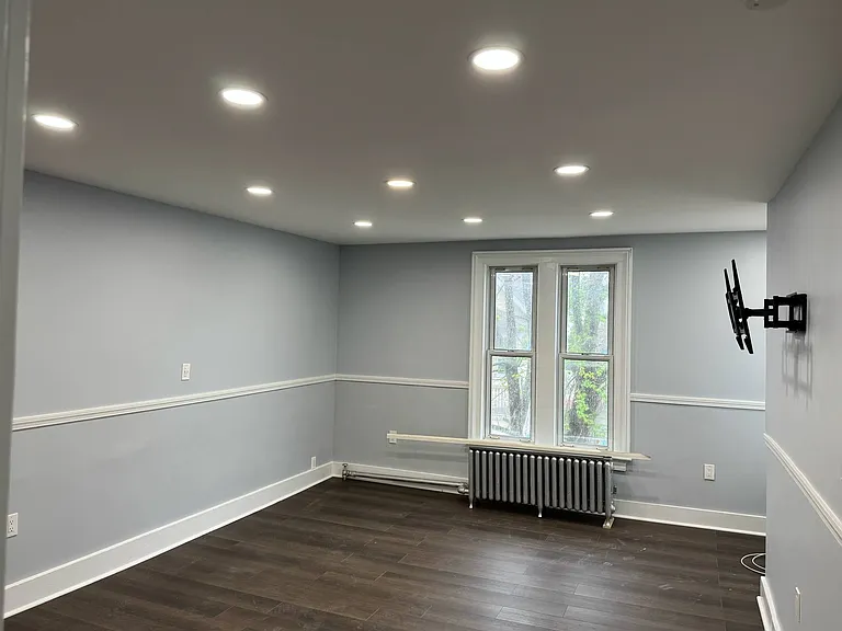 17 E 9th St #2 — Photo 4