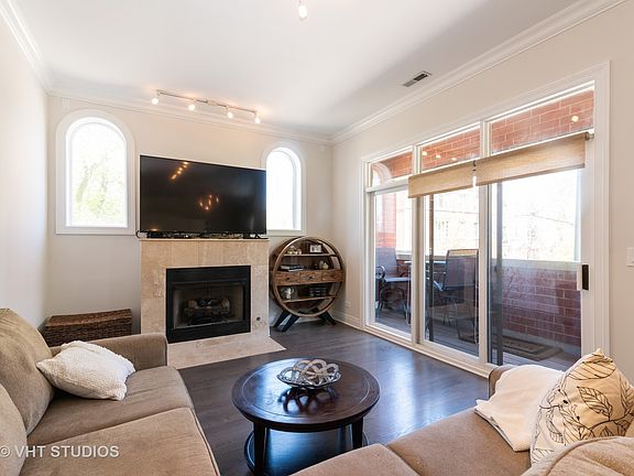 3rd image of 852 N Damen Ave #2N