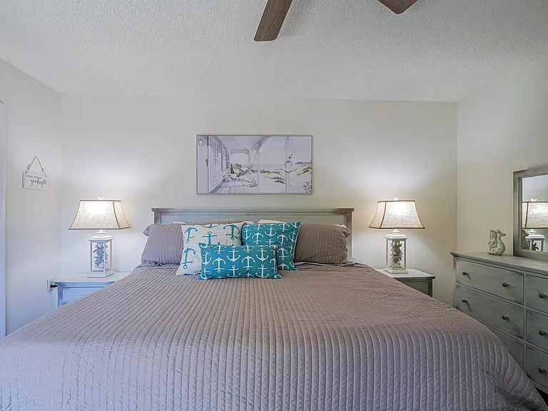 340 S Waverly Pl — Photo 17