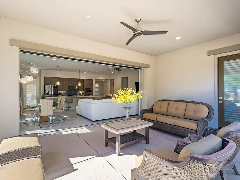 502 Retreat Cir — Photo 18