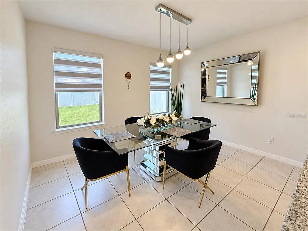 4 bed, 2.5 bath, 2309 sqft, $2,800 — Photo 4