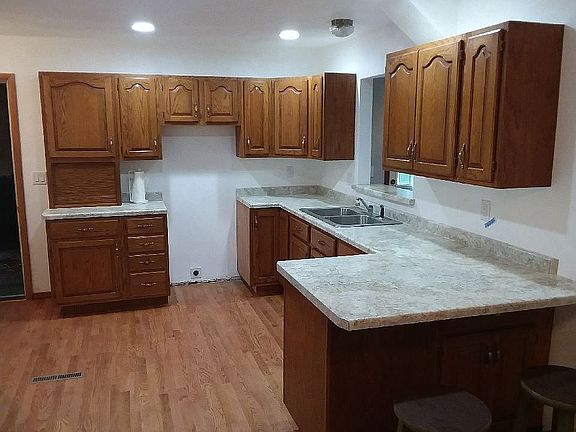 3rd image of 1718 Greenwich Ln