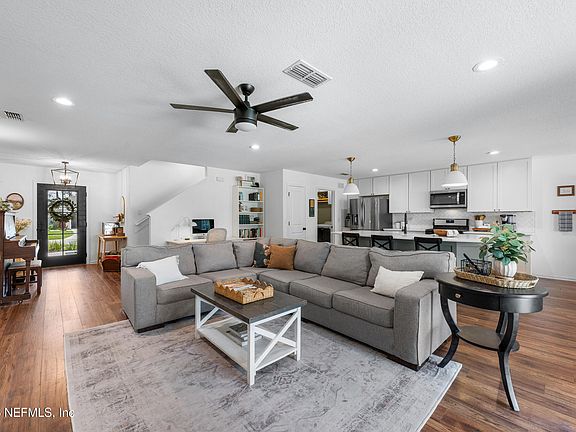 5th image of 396 MEADOW RIDGE Drive