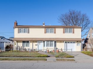 35 Crag Ln, Levittown, NY 11756