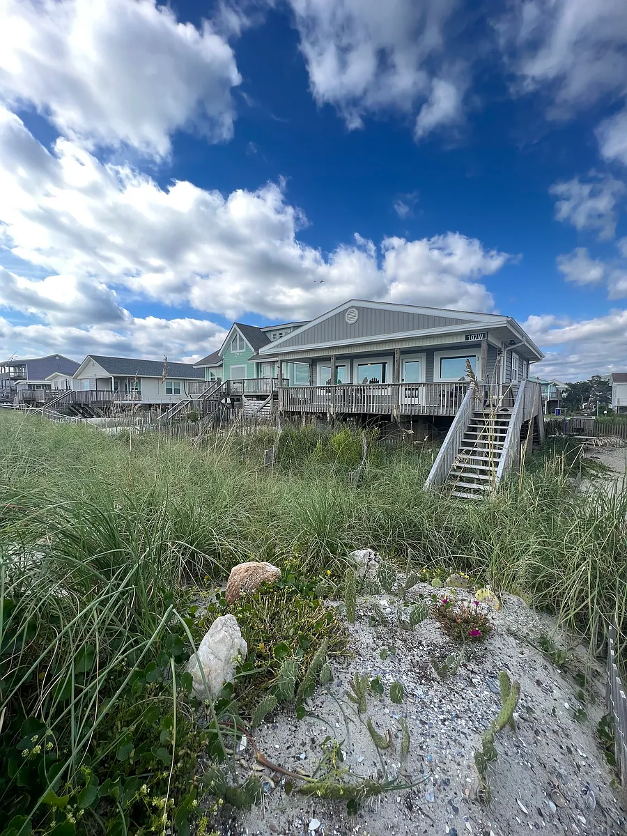 Building Photo - 107 W Beach Dr