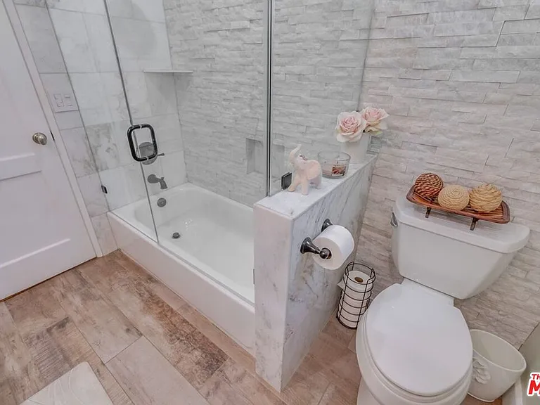 21447 Providencia St — Photo 54