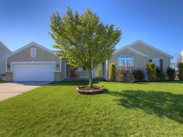 700 Scott View Dr NE, Comstock Park, MI 49321