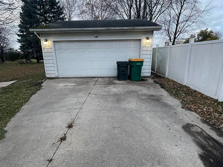 2916 S Euclid Ave — Photo 2