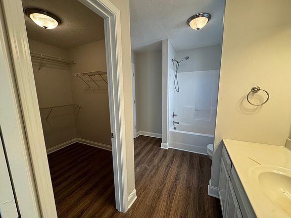 5th image of 330 Walnut Creek Dr #330