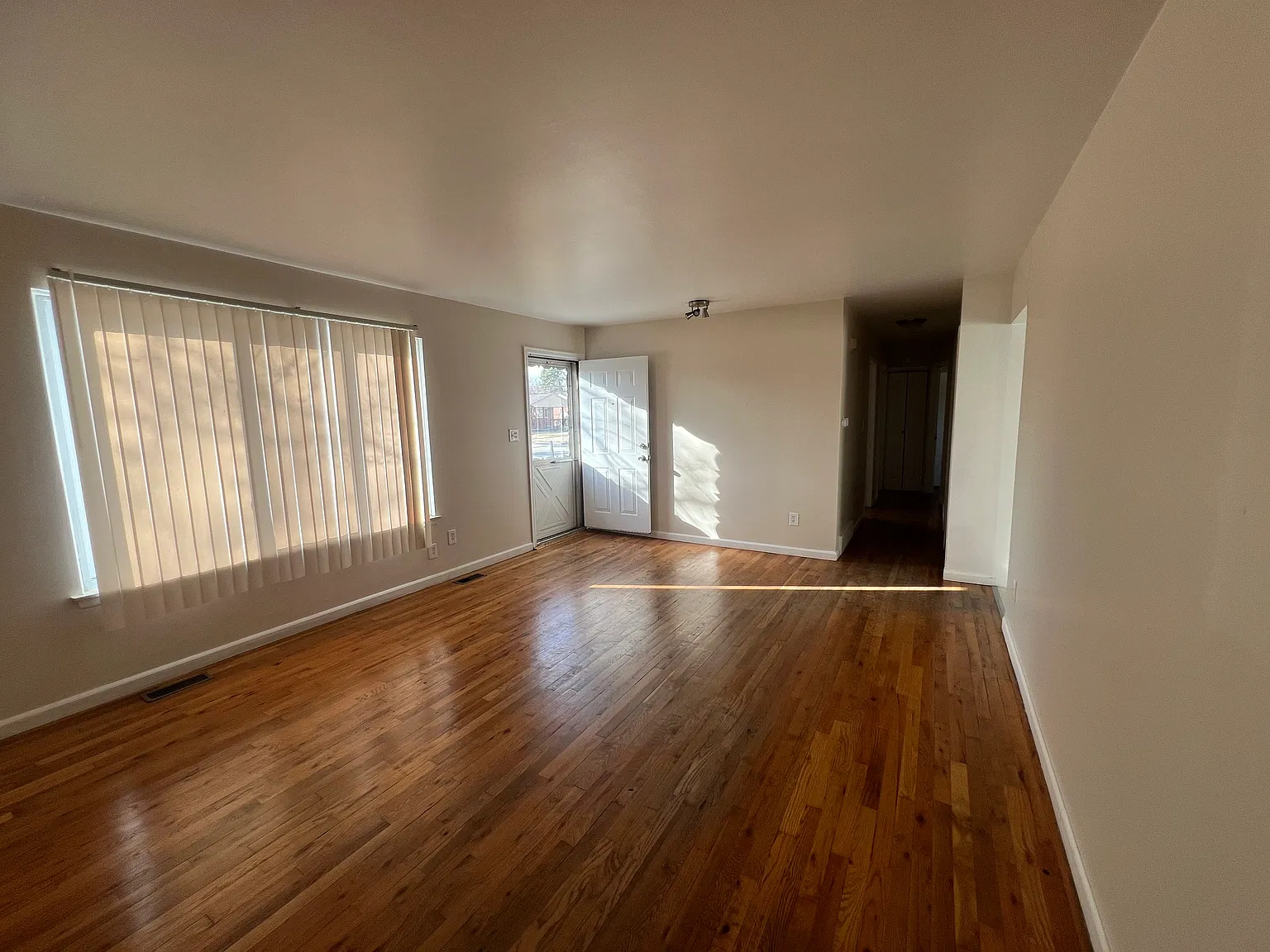 3 bed, 1006 sqft, $1,700 — Photo 2