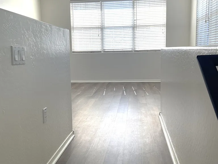 2244 E Huntington Dr — Photo 4