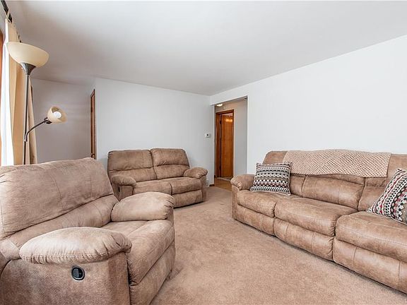 5th image of 55 Alberta Dr