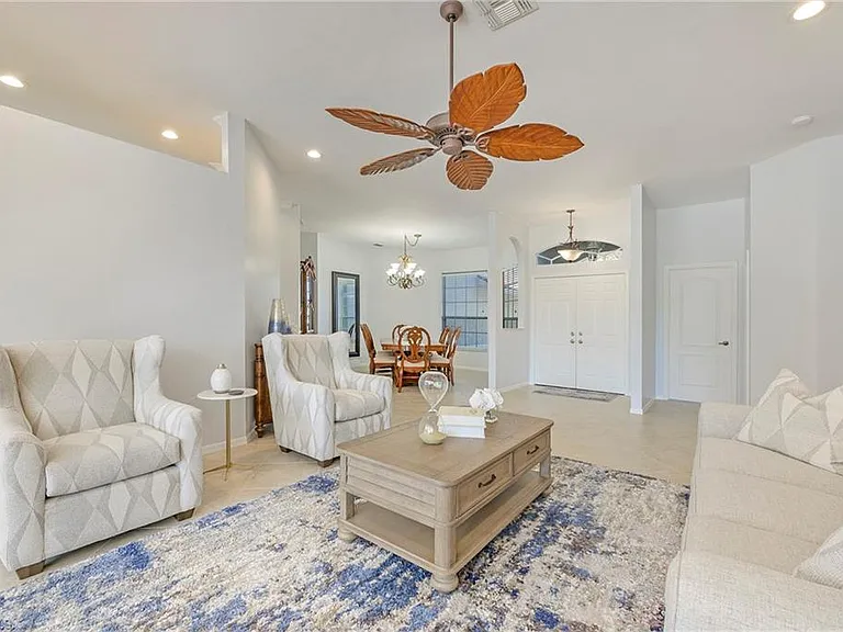300 Wentworth Ct — Photo 19