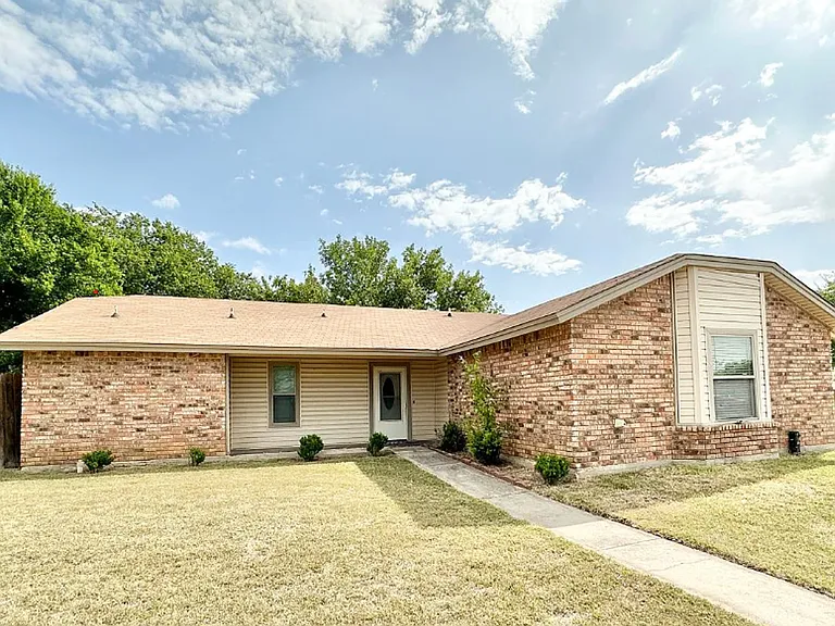 4511 Tanglewood Cir — Photo 1