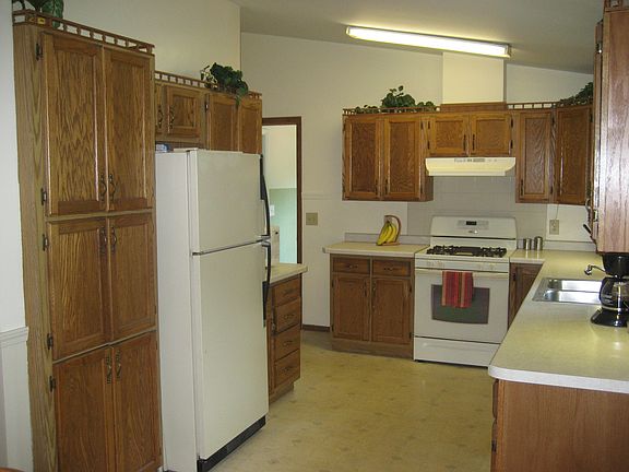 Nice size kitchen with lots of cabinets!