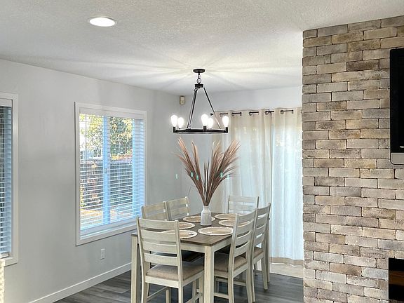 Dinning Room W/dinning Table