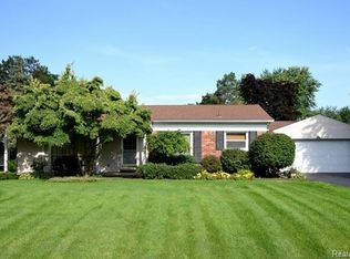 2652 Warwick Dr, Bloomfield Hills, MI 48304