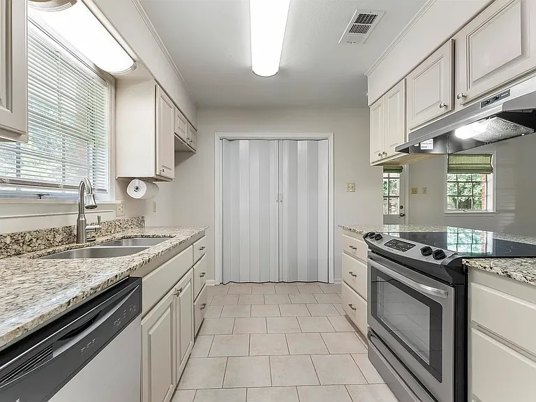 12115 Elva Dr — Photo 9