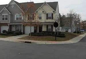 3 bed, 2.5 bath, 1638 sqft, $2,100 — Photo 2