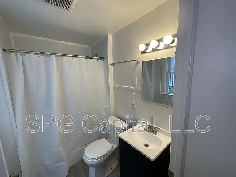 932 W Princess St — Photo 7