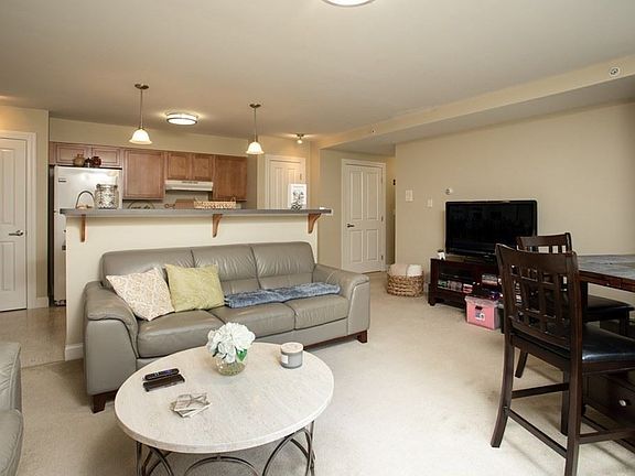 4th image of 751 Metacom Ave Unit 15