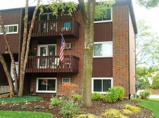 682 Daisy Ln, Roselle, IL 60172