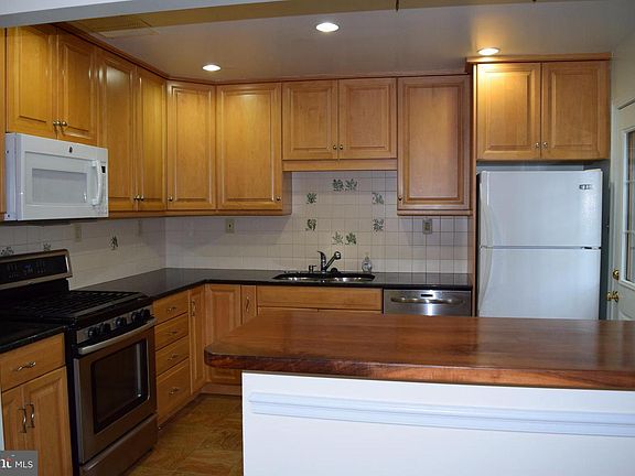 3rd image of 905 N Danville St