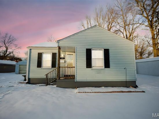 319 E Schuetz St, Lebanon, IL 62254