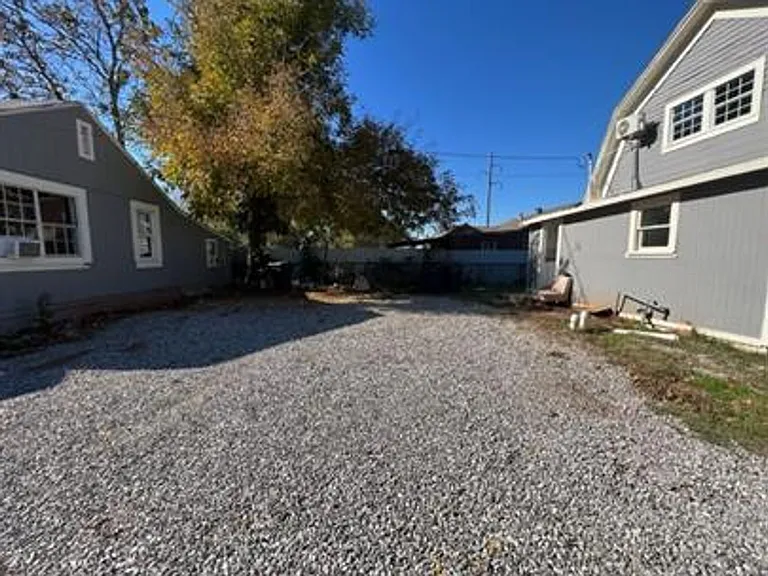 526 SE 21st St — Photo 3