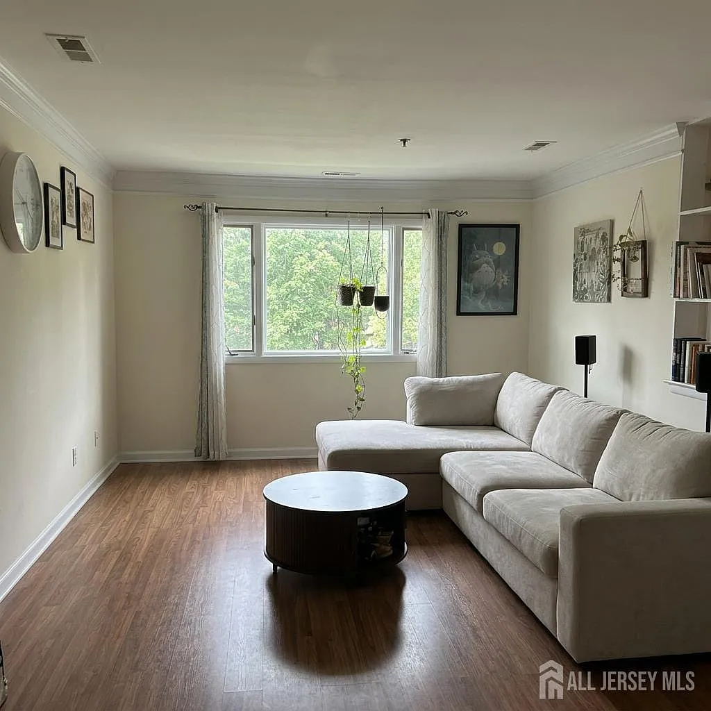 2 bed, 1.0 bath, $2,400 — Photo 2