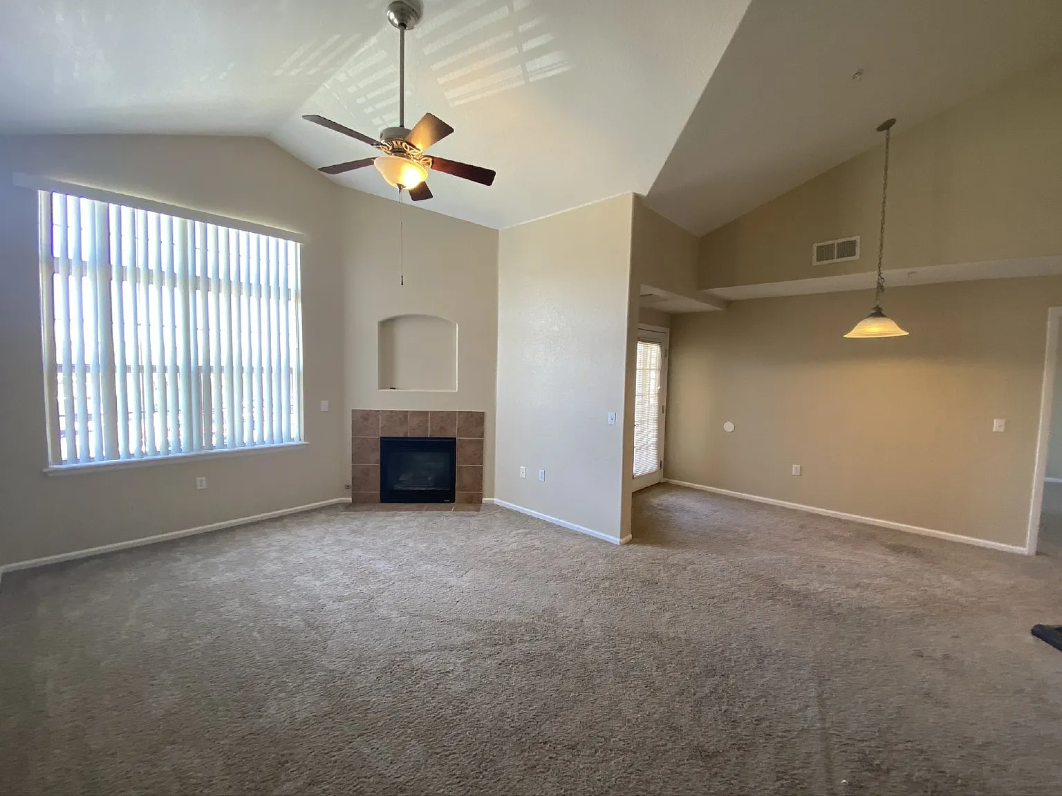 3 bed, 2.0 bath, 1286 sqft, $2,300 — Photo 2