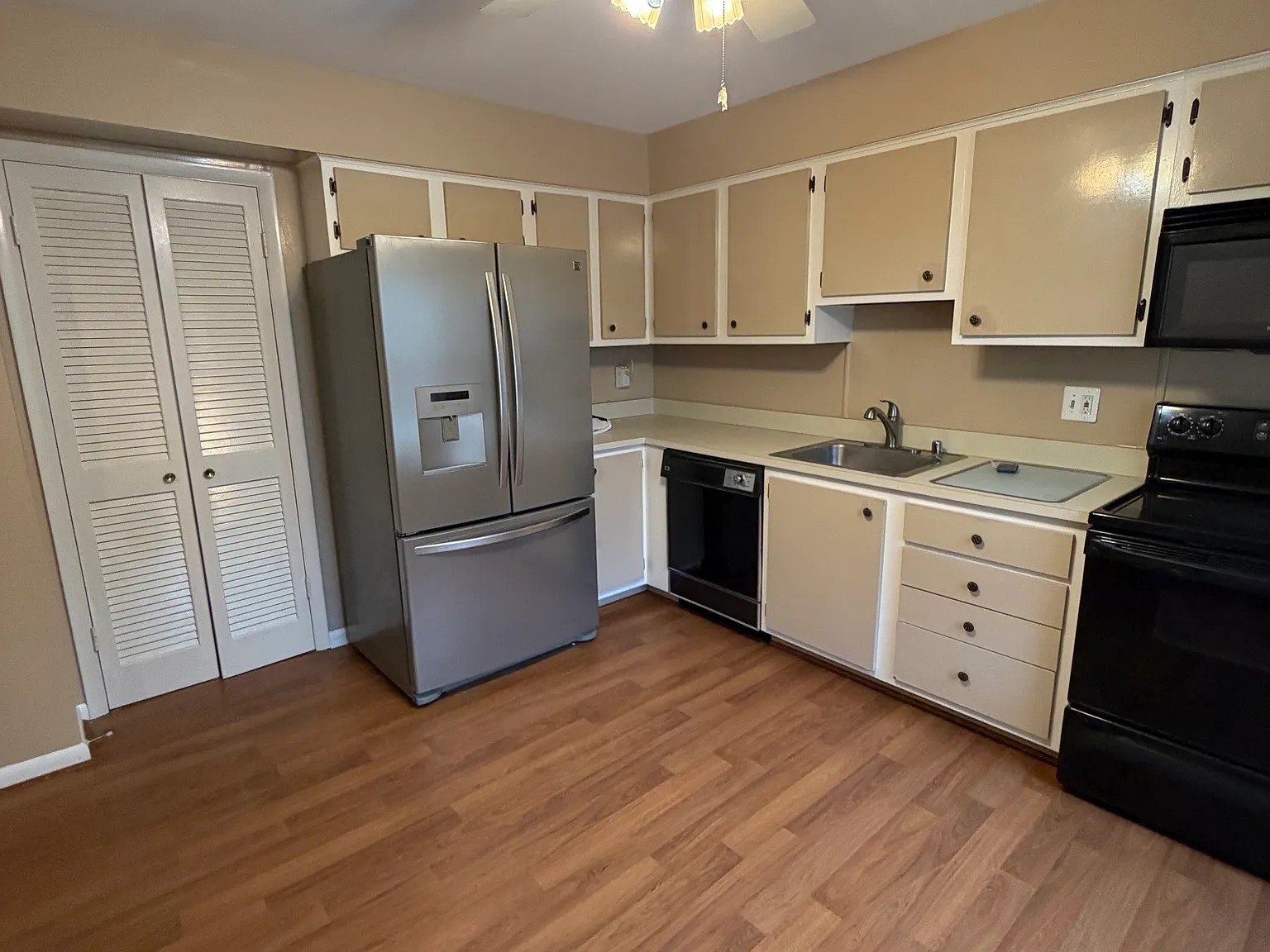 3 bed, 2.5 bath, 1900 sqft, $2,600 — Photo 2