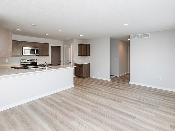 5th image of 1475 SE Primrose Dr SE
