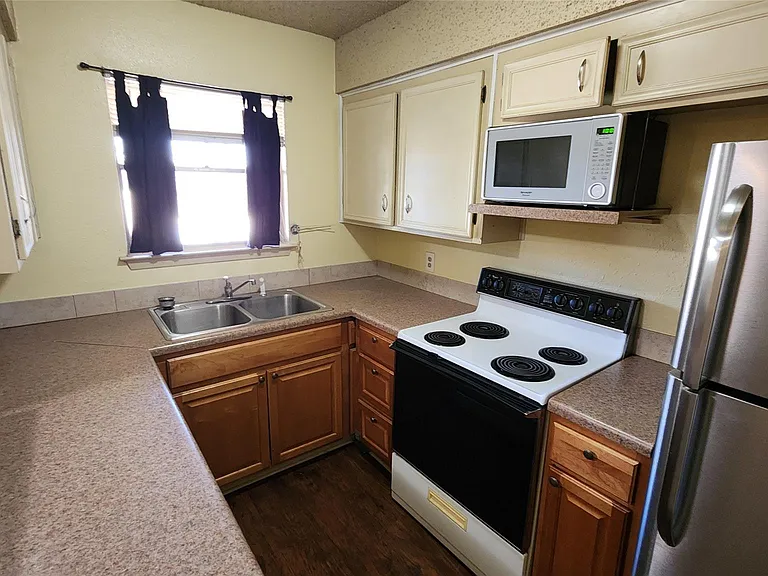 208 N Vandeveer St #4 — Photo 6
